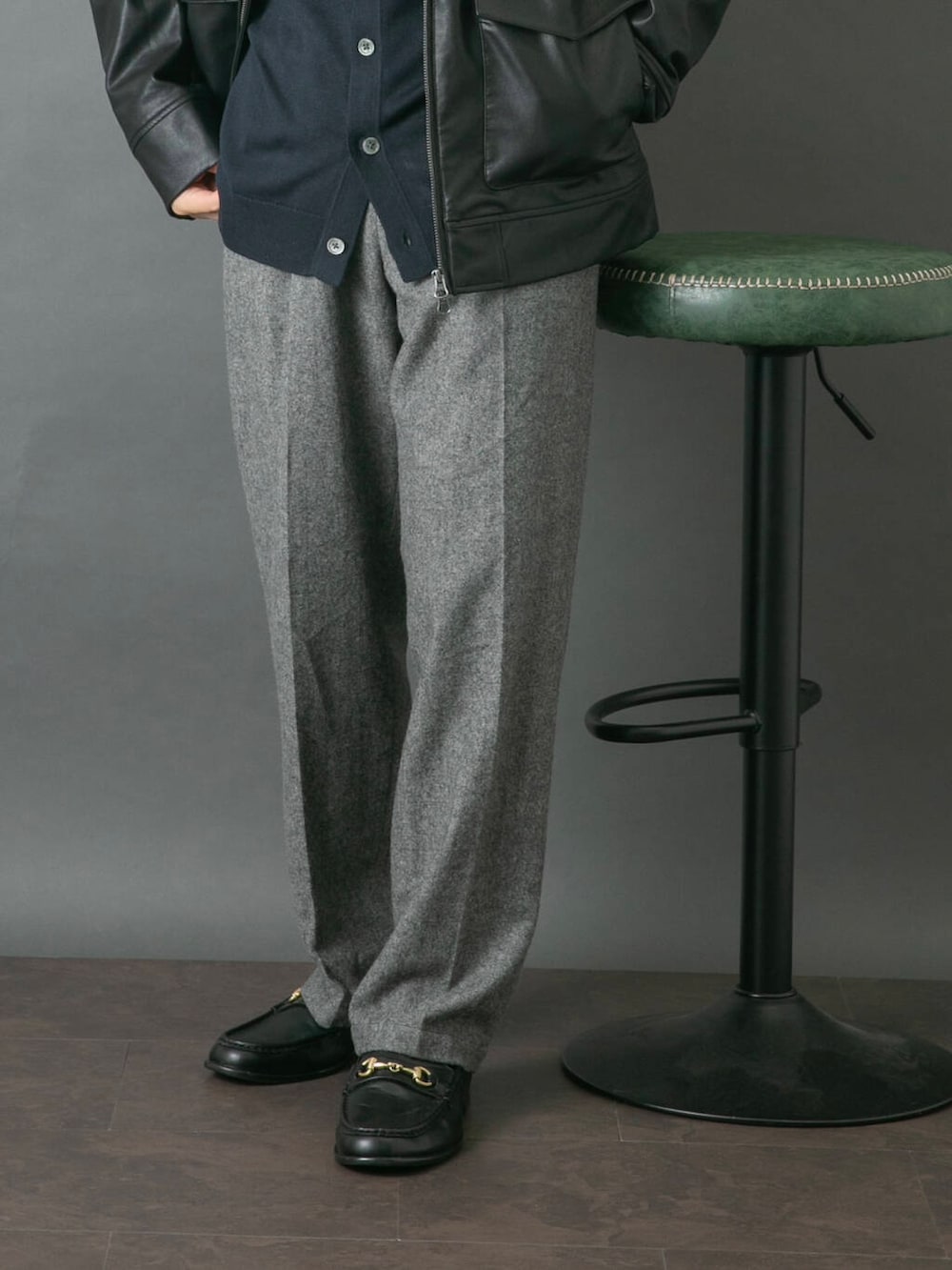 ホワイト系のシャツ/ブラウス、ブルー系のカーディガン/ボレロ、グレー系のその他パンツを着用したメンズの秋コーディネートの3枚目の写真