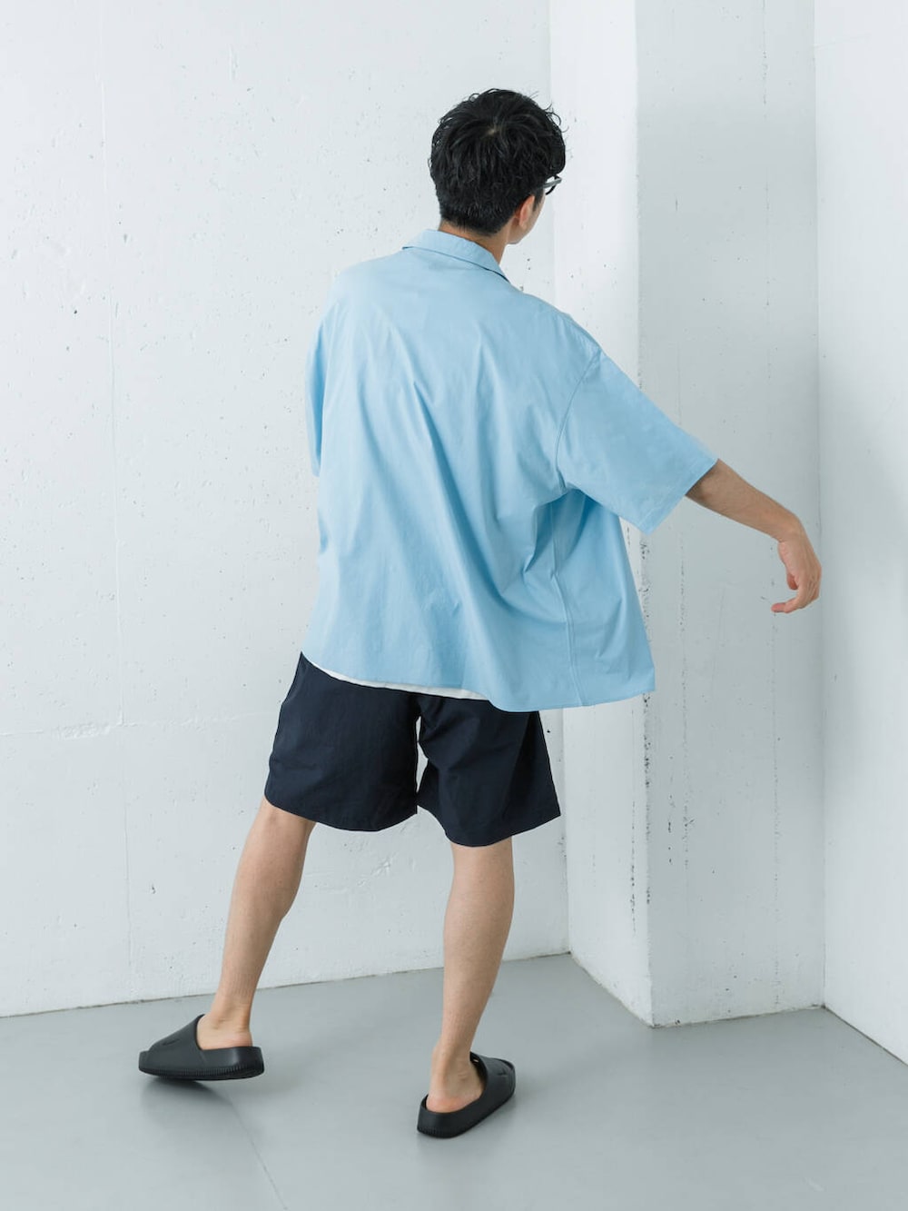 ブルー系のその他パンツ、ブラック系のサンダル、ブルー系のシャツ/ブラウスを着用したメンズの夏コーディネートの7枚目の写真