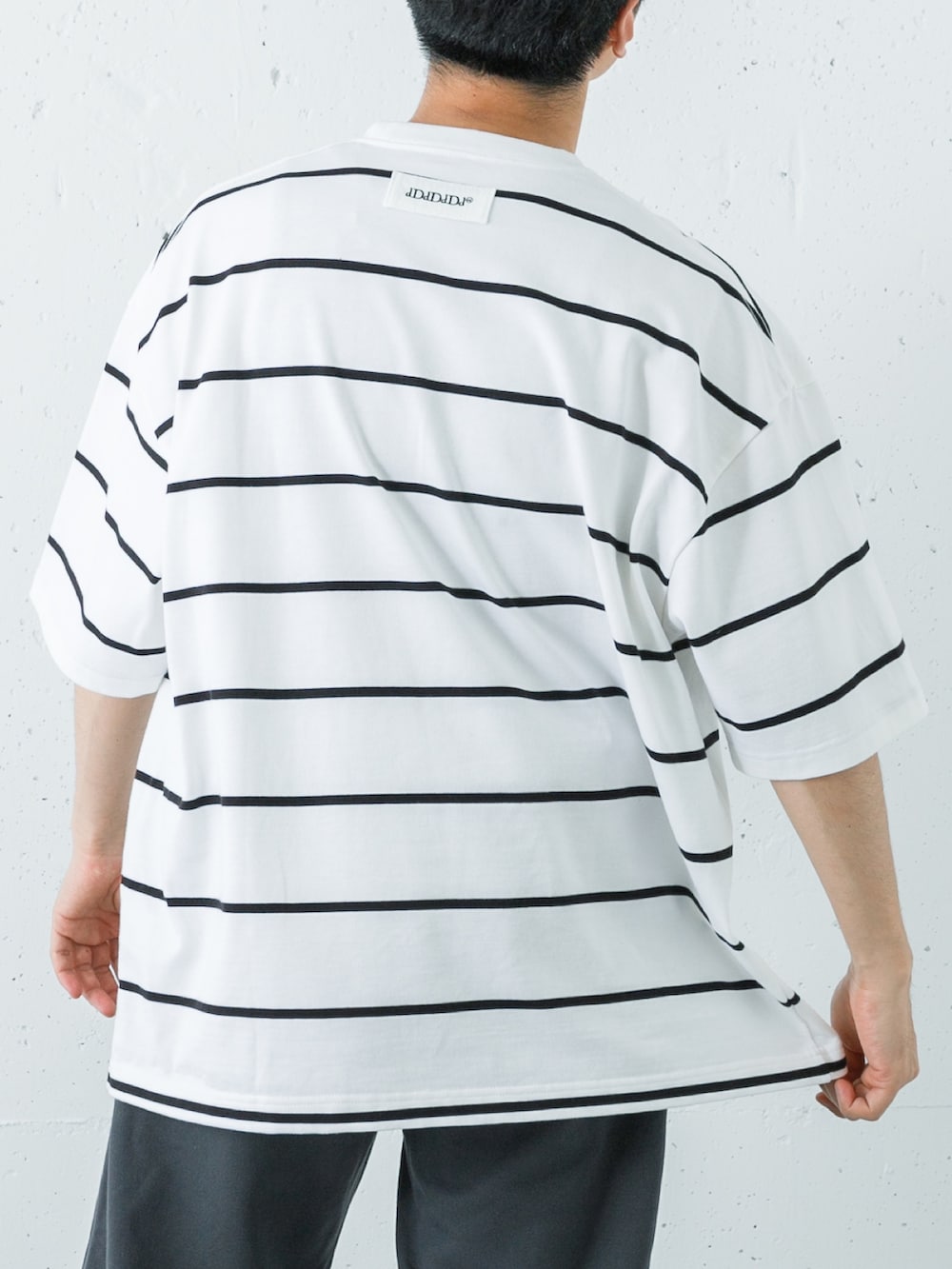 ホワイト系のTシャツ/カットソー、グレー系のスウェットパンツを着用したメンズの夏コーディネートの4枚目の写真