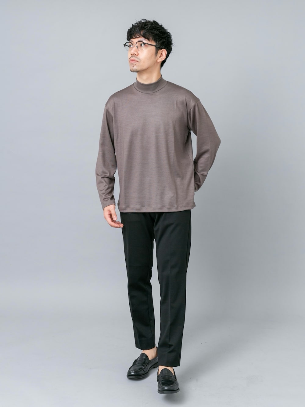 ベージュ系のTシャツ/カットソー、ブラック系のシャツ/ブラウス、ブラック系のその他パンツを着用したメンズの夏コーディネートの2枚目の写真