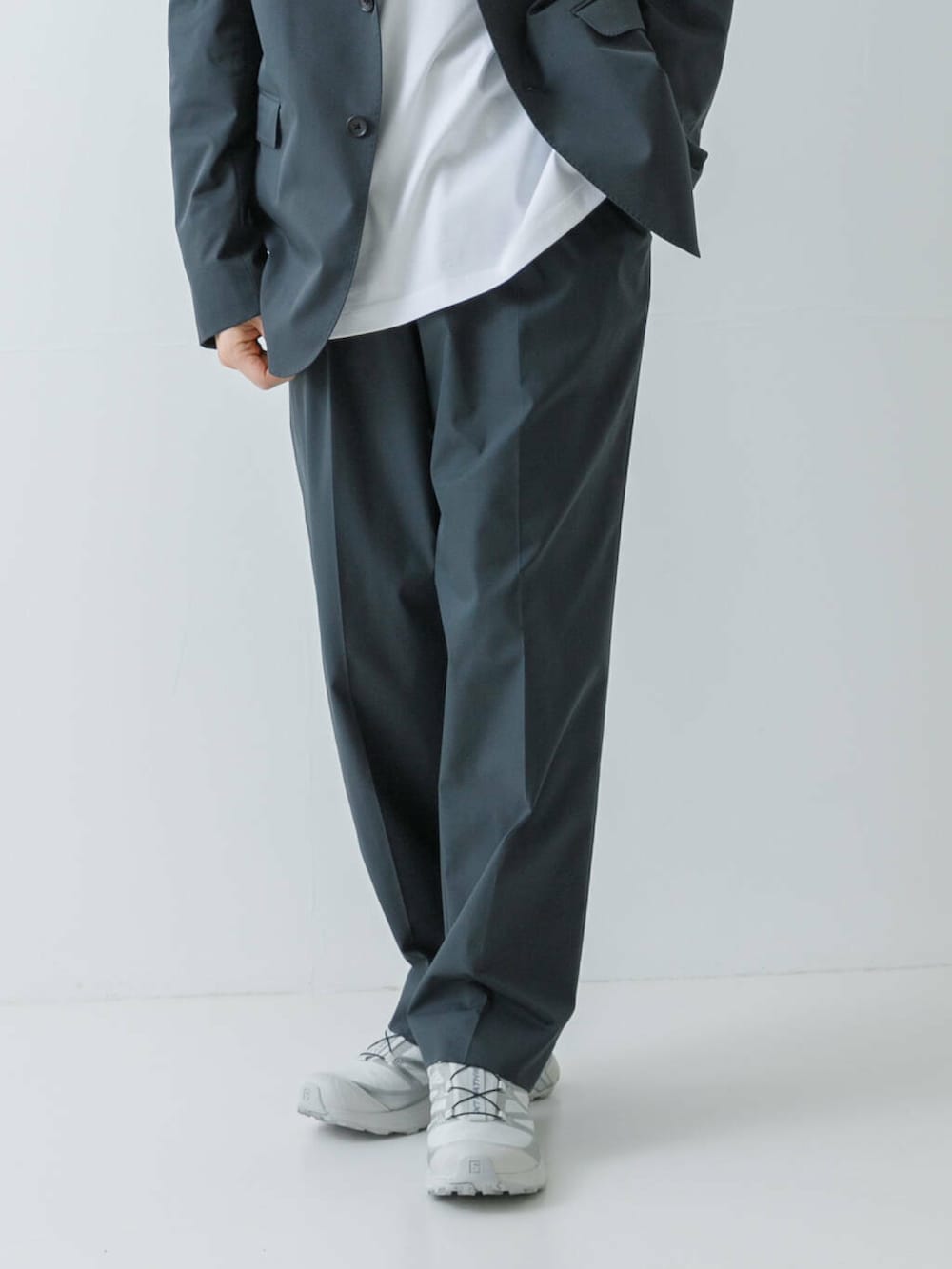 グリーン系のその他パンツ、グリーン系のその他アウター、ホワイト系のスニーカーを着用したメンズの冬コーディネートの3枚目の写真