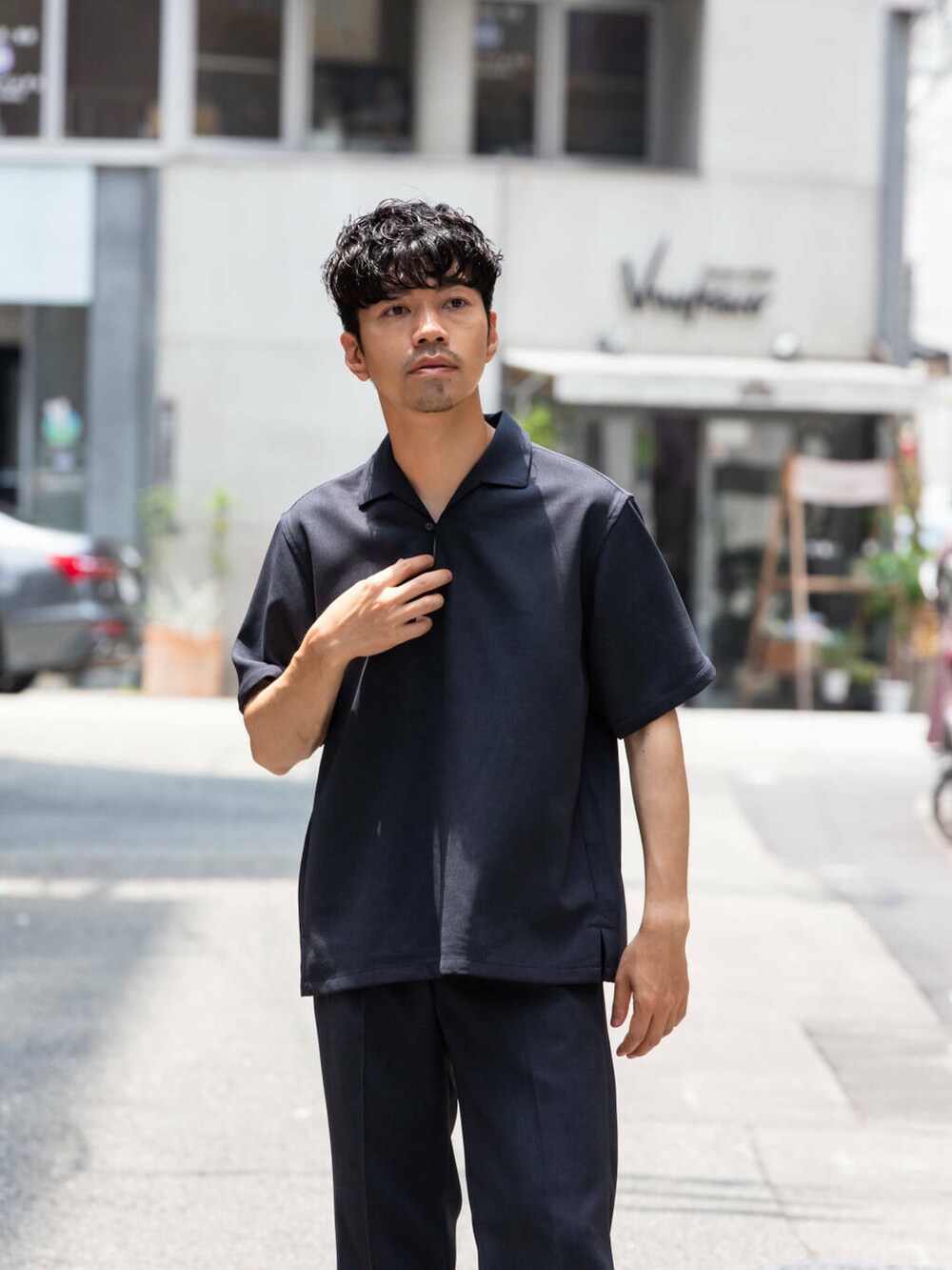 ブルー系のシャツ/ブラウス、ブルー系のその他パンツを着用したメンズの夏コーディネートの2枚目の写真