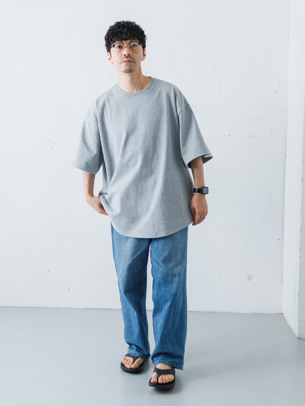 グレー系のTシャツ/カットソー、ブラック系のサンダルを着用したメンズの夏コーディネートの6枚目の写真