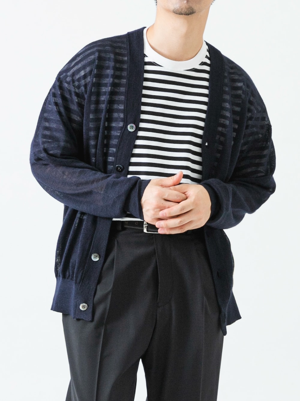 ホワイト系のTシャツ/カットソー、ブラック系のその他パンツ、ブルー系のニット/セーターを着用したメンズの夏コーディネートの5枚目の写真
