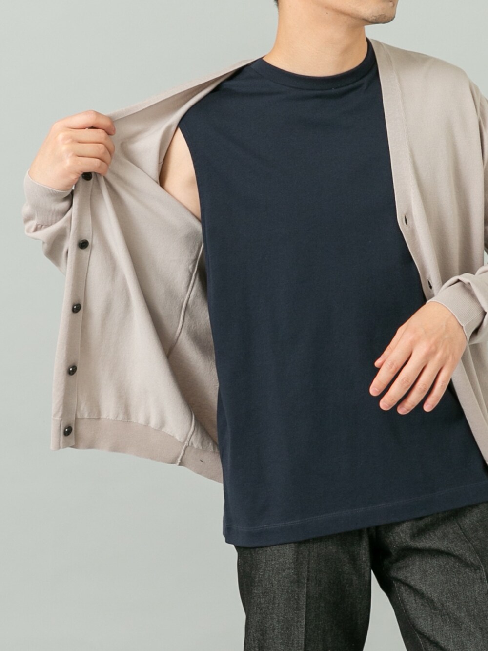 グレー系のカーディガン/ボレロ、ブルー系のタンクトップ、ブラック系のデニムパンツを着用したメンズの春コーディネートの3枚目の写真