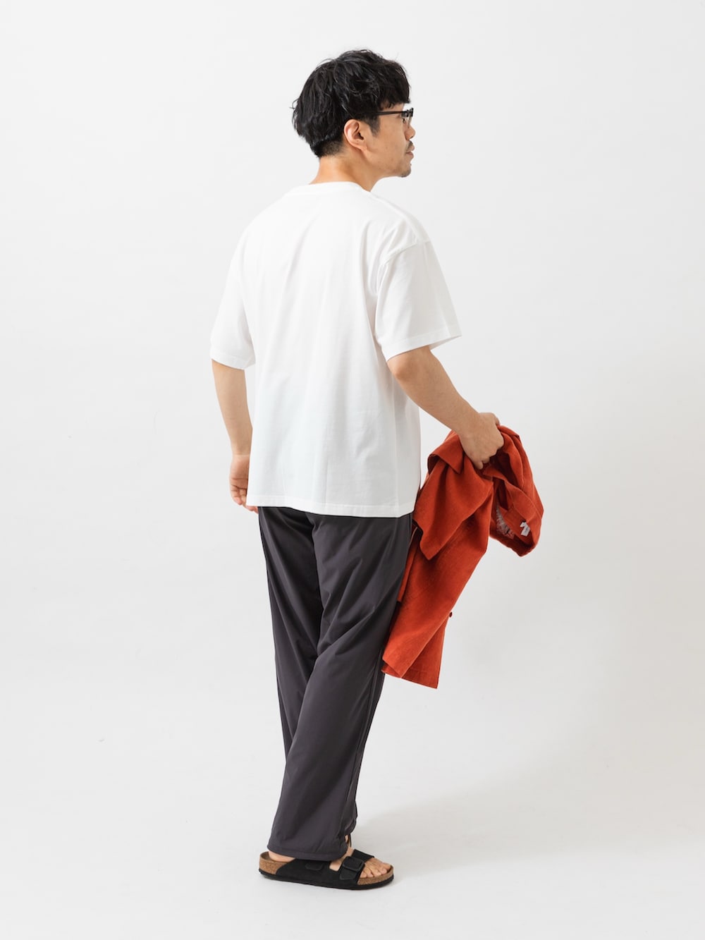 オレンジ系のシャツ/ブラウス、グレー系のその他パンツ、ホワイト系のTシャツ/カットソーを着用したメンズの夏コーディネートの7枚目の写真