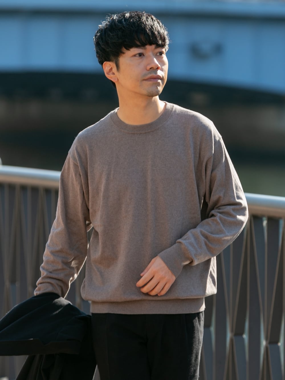 グレー系のニット/セーター、ブルー系のピーコート、ブラック系のセットアップを着用したメンズの秋コーディネートの5枚目の写真