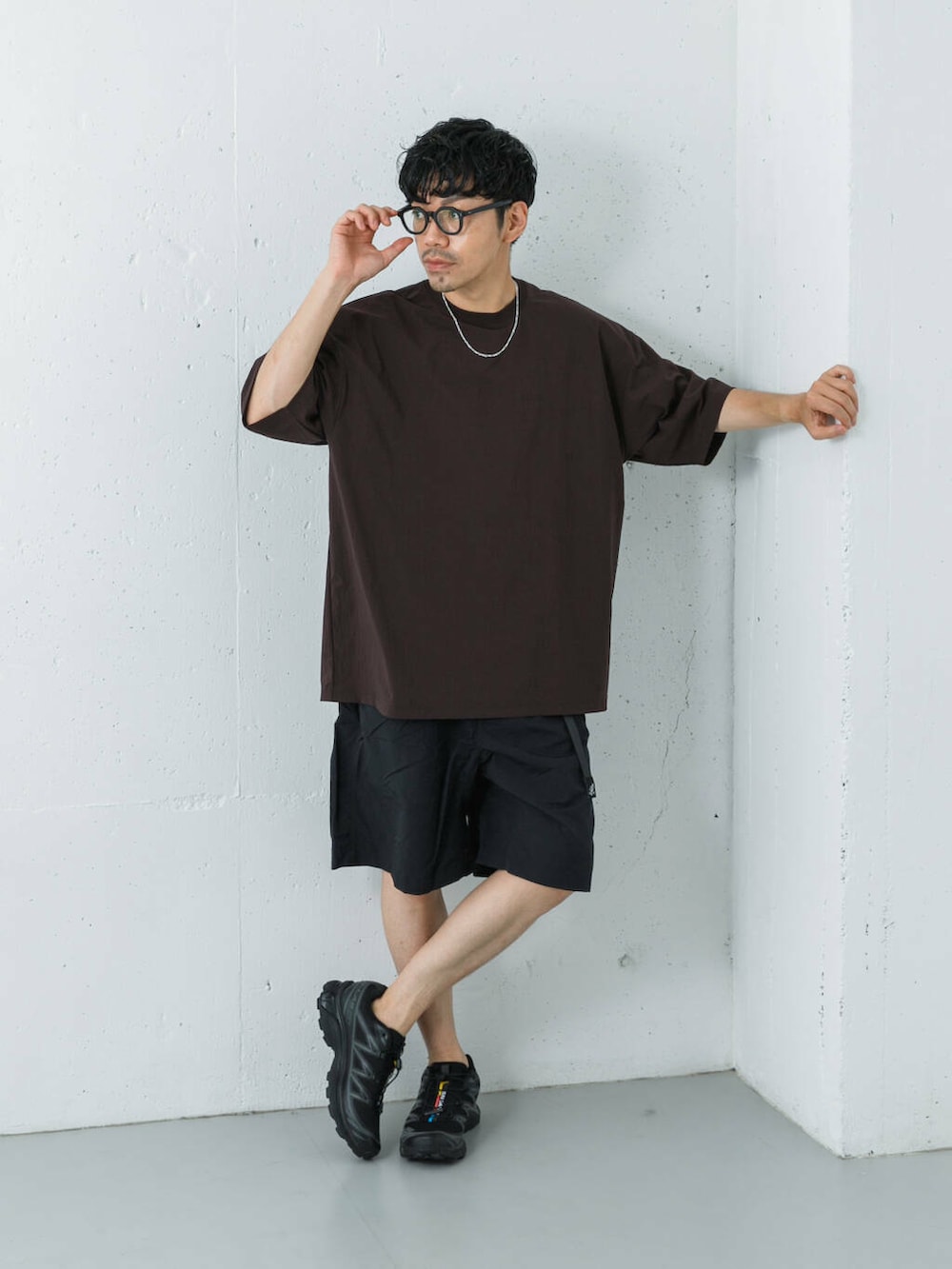 ブラック系のその他パンツ、ブラック系のスニーカー、レッド系のTシャツ/カットソーを着用したメンズの夏コーディネートの5枚目の写真