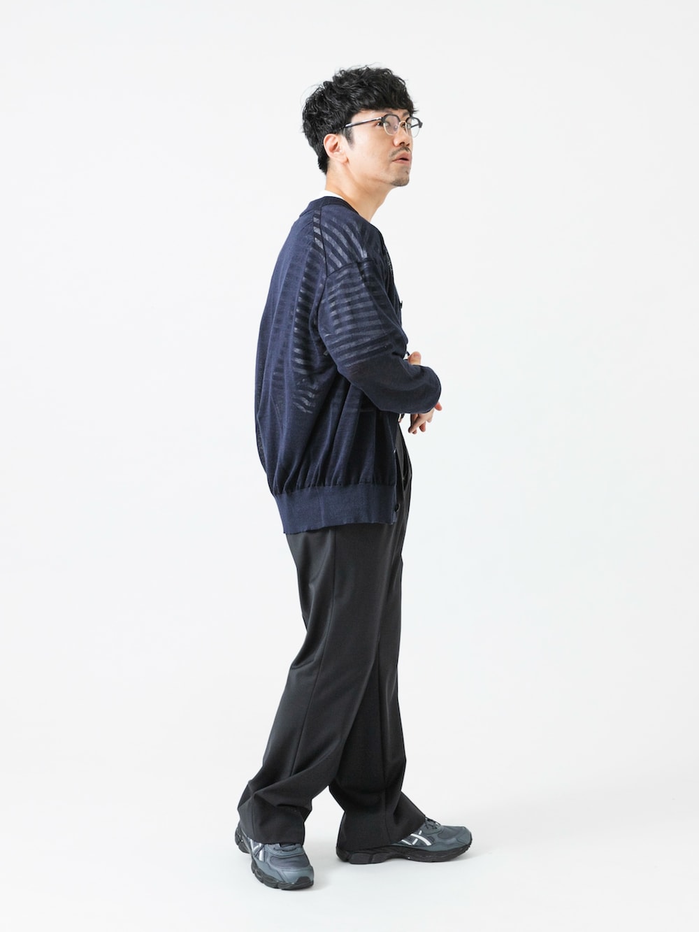 ホワイト系のTシャツ/カットソー、ブラック系のその他パンツ、ブルー系のニット/セーターを着用したメンズの夏コーディネートの6枚目の写真