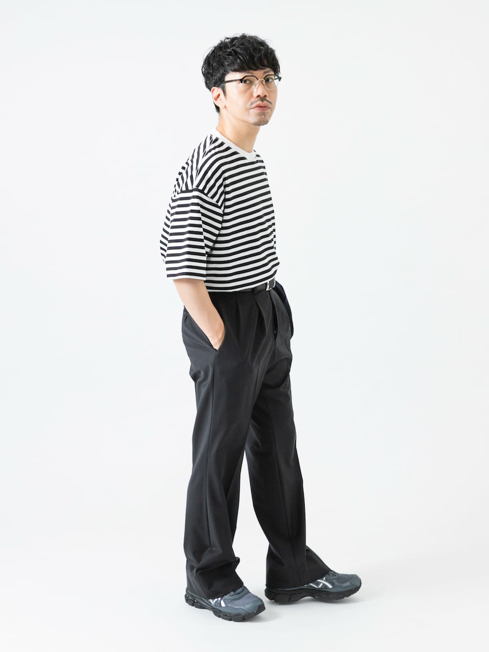 ホワイト系のTシャツ/カットソー、ブラック系のその他パンツ、ブルー系のニット/セーターを着用したメンズの夏コーディネートの7枚目の写真