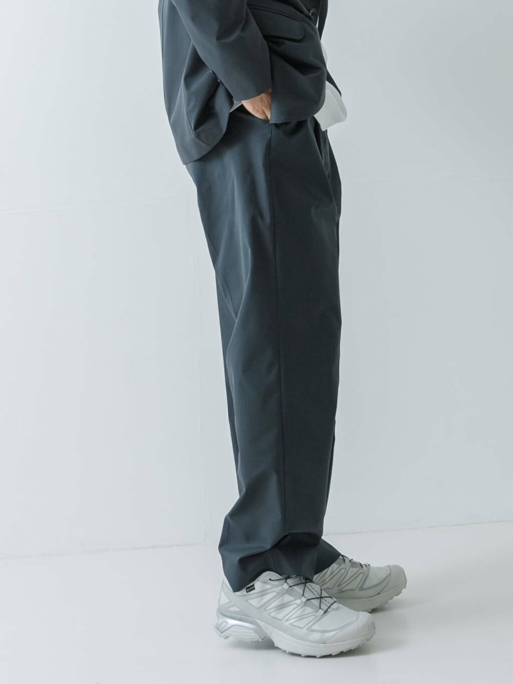 グリーン系のその他パンツ、グリーン系のその他アウター、ホワイト系のスニーカーを着用したメンズの冬コーディネートの4枚目の写真