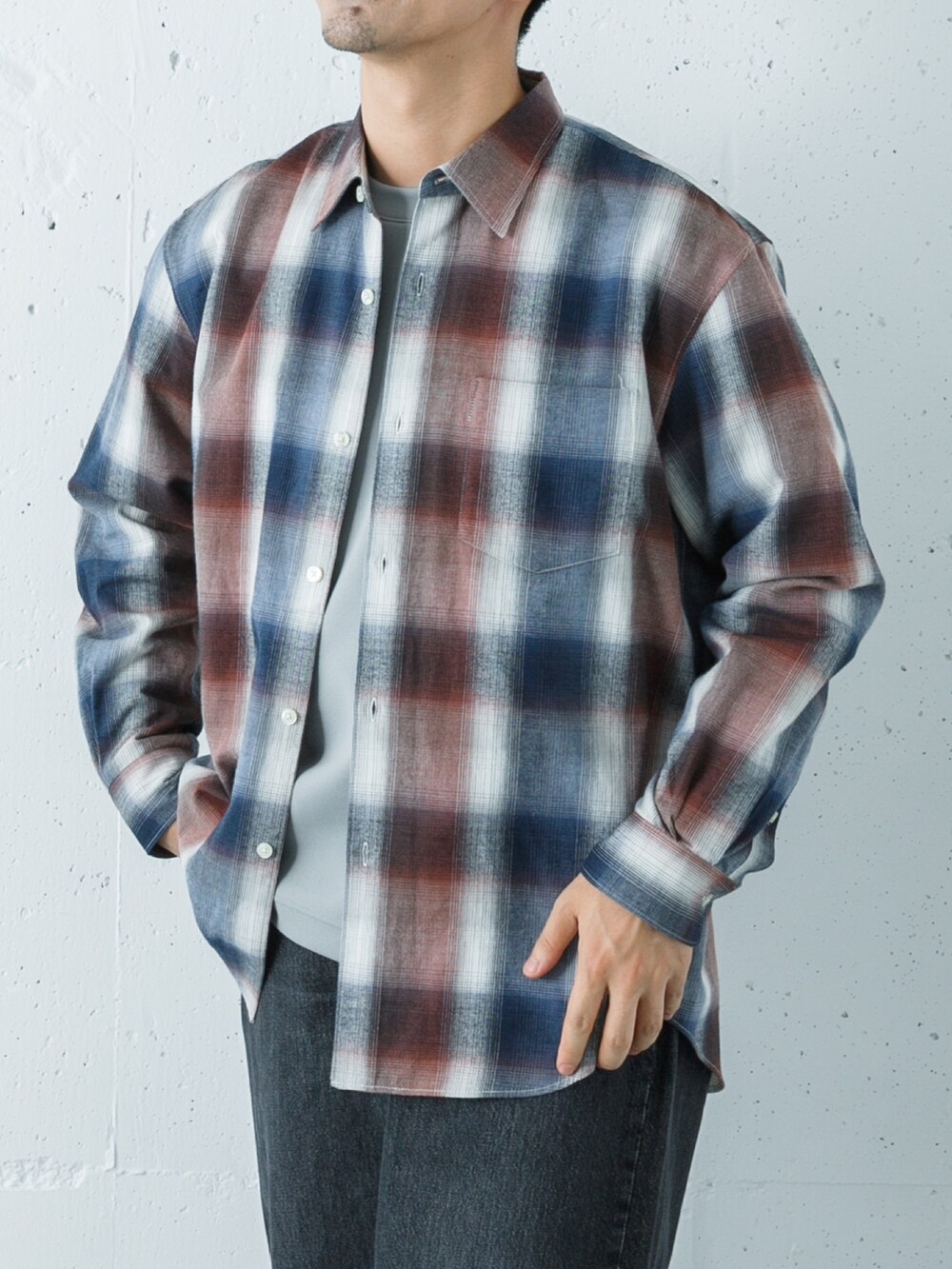 その他のシャツ/ブラウス、ブラック系のデニムパンツ、グレー系のTシャツ/カットソーを着用したメンズの秋コーディネートの2枚目の写真