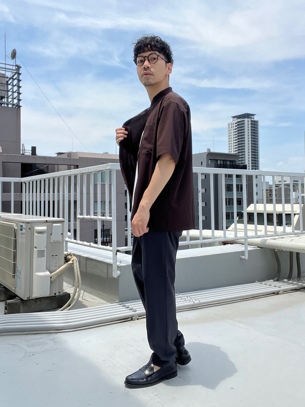 ブラウン系のシャツ/ブラウス、グレー系のその他パンツを着用したメンズの夏コーディネートの4枚目の写真