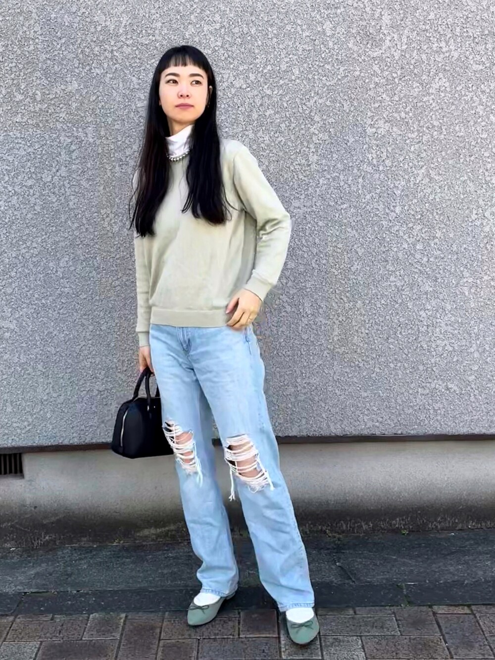 「ダメージデニムパンツ、UNIQLO、ユニクロ、古着MIX、ロングコート、ミントグリーン、ピスタチオ、春コーデ、きれいめカジュアル、パンツスタイル、バレエシューズ、プチプラコーデ、ママコーデ、30代」｜「AcureZのアイテム（パンプス、グリーン系）」を使った、菅千代美(すがちよみ)さん（レディース・170cm）の冬コーディネートの2枚目の写真