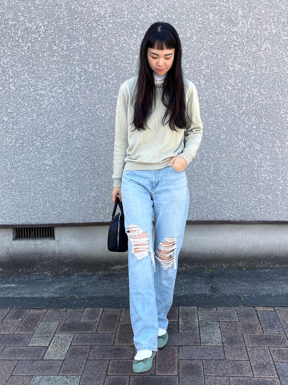 「ダメージデニムパンツ、UNIQLO、ユニクロ、古着MIX、ロングコート、ミントグリーン、ピスタチオ、春コーデ、きれいめカジュアル、パンツスタイル、バレエシューズ、プチプラコーデ、ママコーデ、30代」｜「AcureZのアイテム（パンプス、グリーン系）」を使った、菅千代美(すがちよみ)さん（レディース・170cm）の冬コーディネートの3枚目の写真