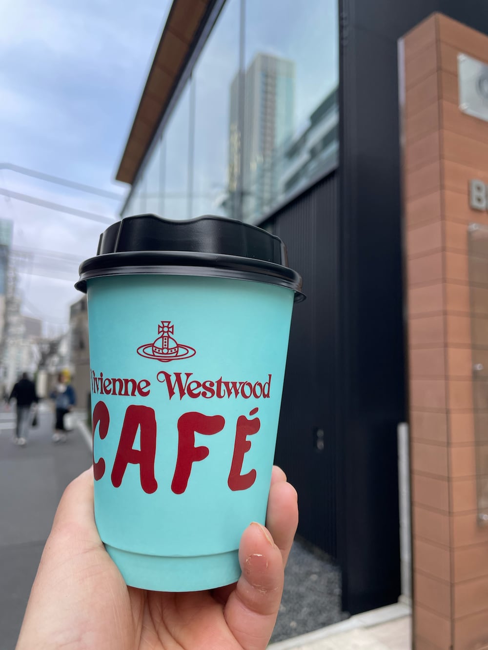 ブラウン系のブルゾン、ブルー系のデニムパンツ、ブラック系のスニーカーを着用したレディースの冬コーディネートの3枚目の写真