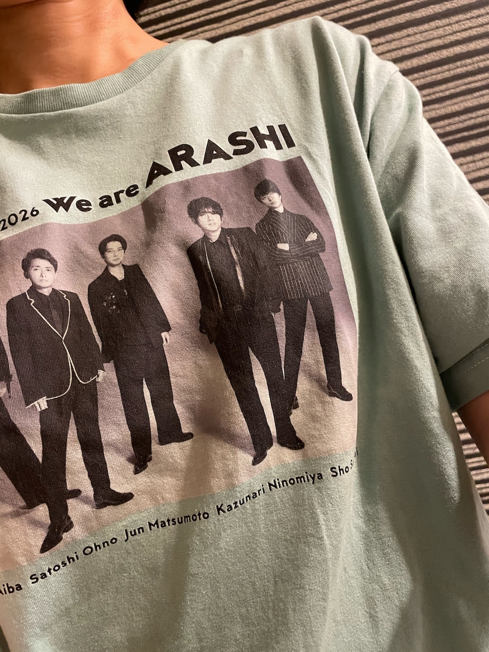 ブルー系のデニムパンツ、ブルー系のデニムジャケット、グリーン系のショルダーバッグを着用したレディースの春コーディネートの2枚目の写真