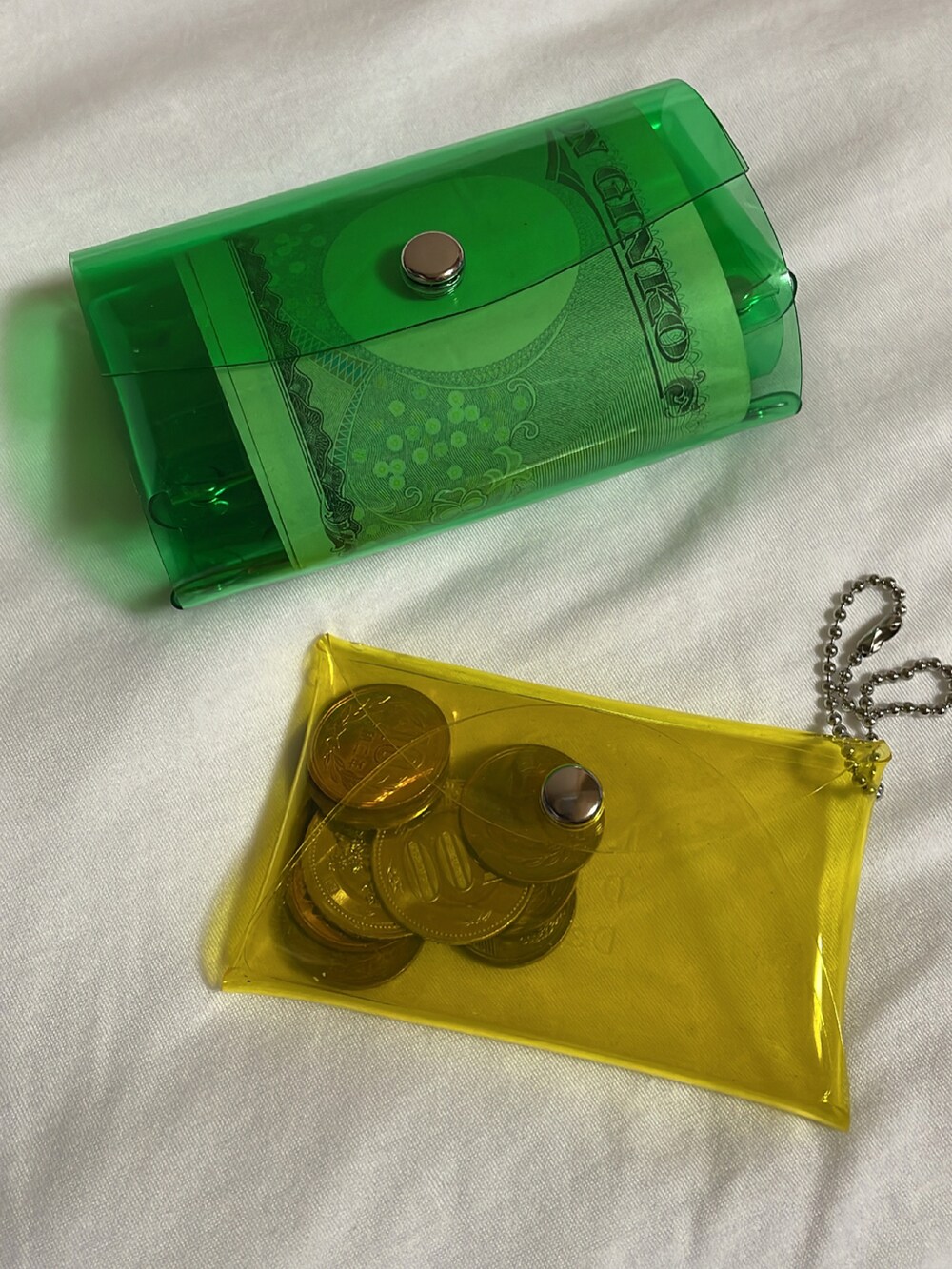 グリーン系のシャツ/ブラウス、ブラック系のスラックス、ブラック系のスリッポンを着用したレディースの夏コーディネートの2枚目の写真