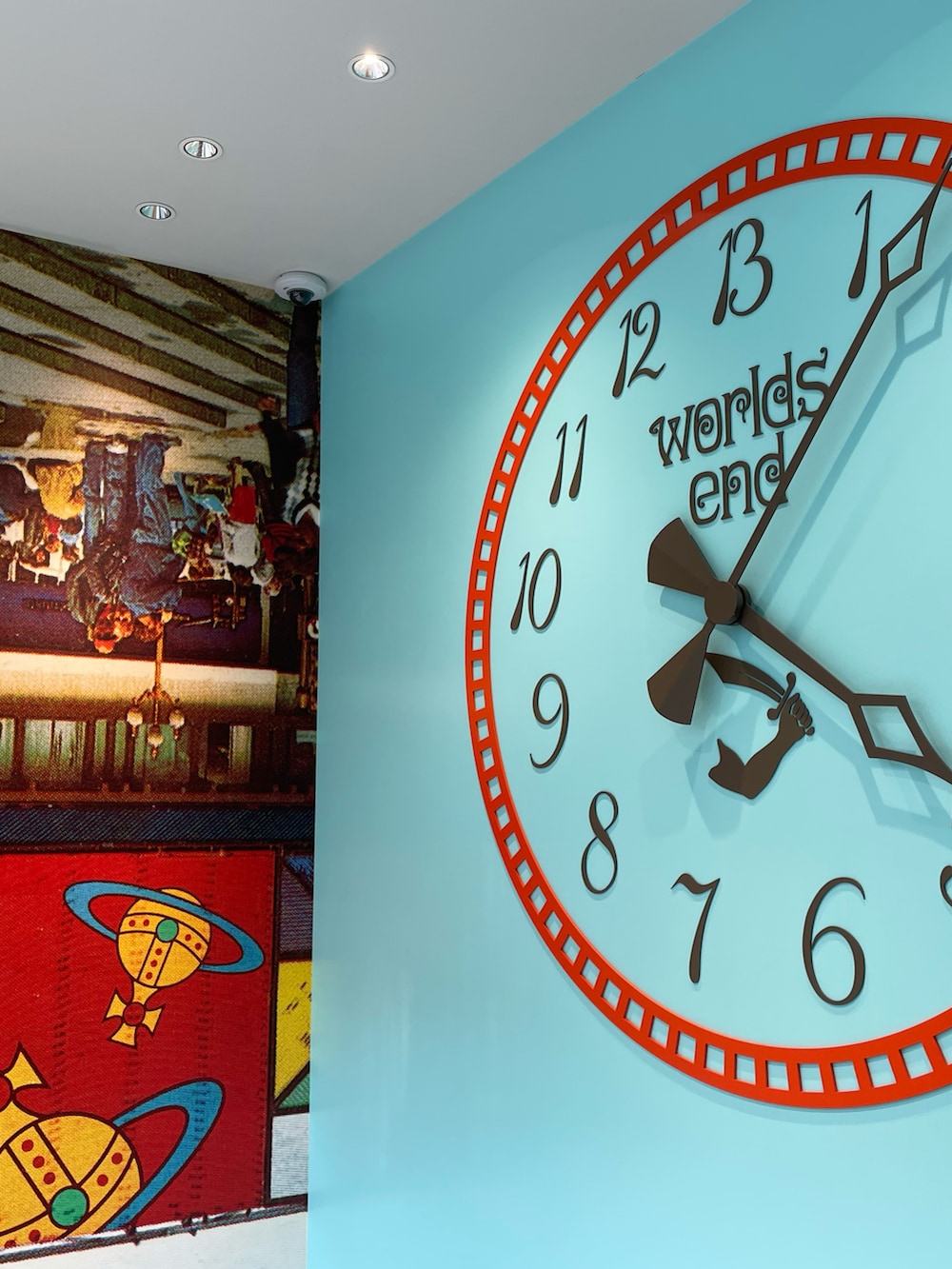 ブラウン系のブルゾン、ブルー系のデニムパンツ、ブラック系のスニーカーを着用したレディースの冬コーディネートの2枚目の写真