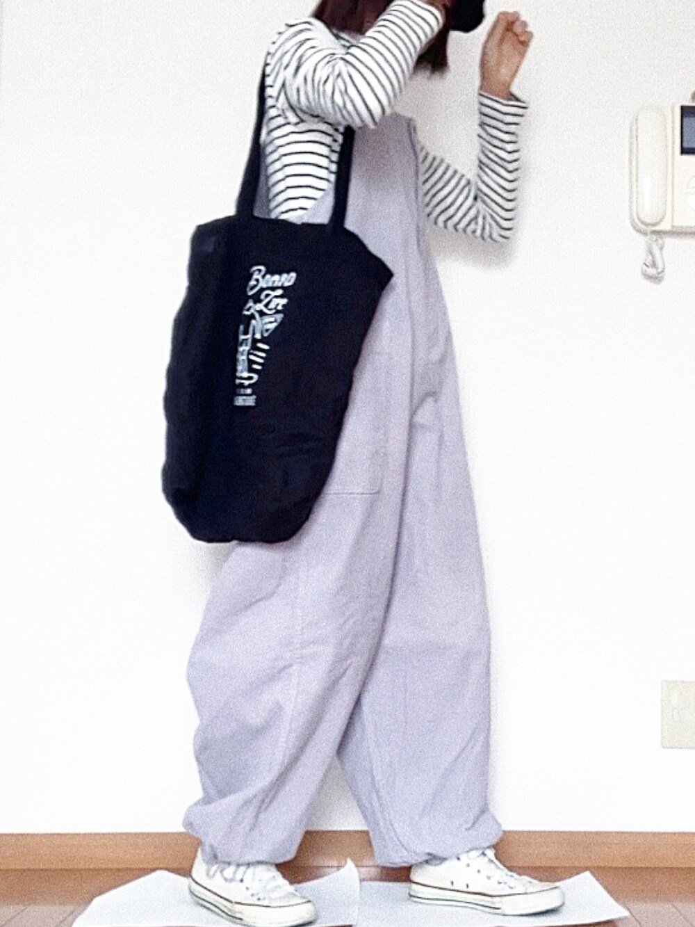 グレー系のサロペット/オーバーオールを着用したレディースの春コーディネートの2枚目の写真