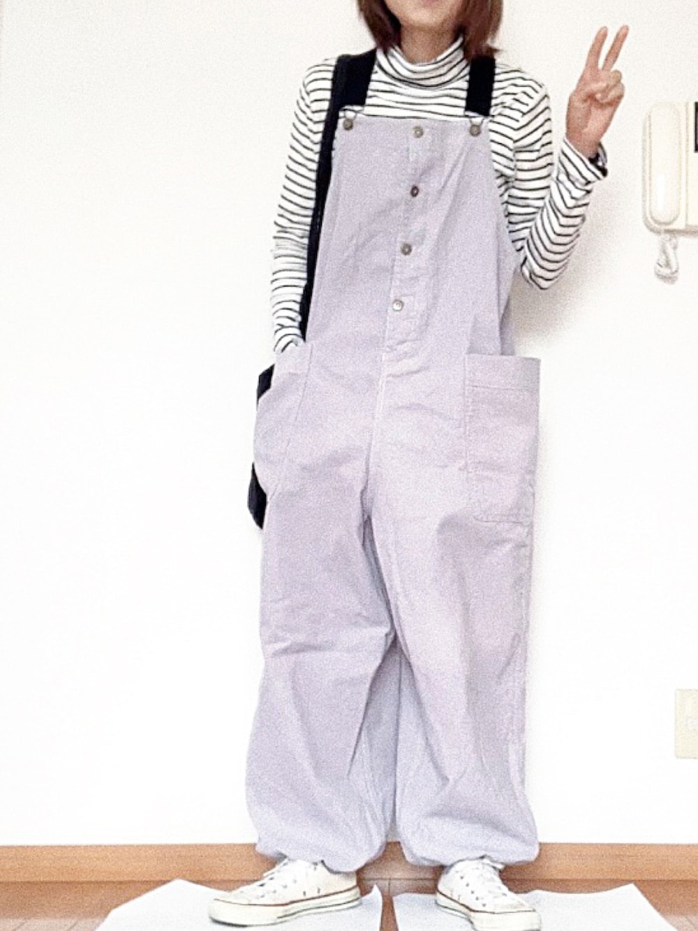 グレー系のサロペット/オーバーオールを着用したレディースの春コーディネートの3枚目の写真