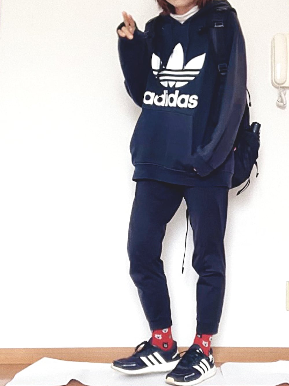 ブラック系のその他パンツ、ブラック系のパーカー、ブラック系のバックパック/リュックを着用したレディースの春コーディネートの2枚目の写真