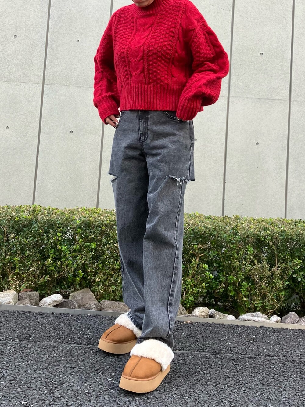 「赤、お出かけコーデ、カジュアルコーデ、オトナ女子、冬ファッション、デニム、冬コーデ、ケーブルニット、ニット、大人カジュアル、ANAP、ムートンブーツ、スリッポン、ハイウエスト、デニムパンツ」｜「ANAPのケーブル編みハイネックニット（ニット/セーター、レッド系）」を使った、Airiさん（レディース・163cm）の冬コーディネートの2枚目の写真