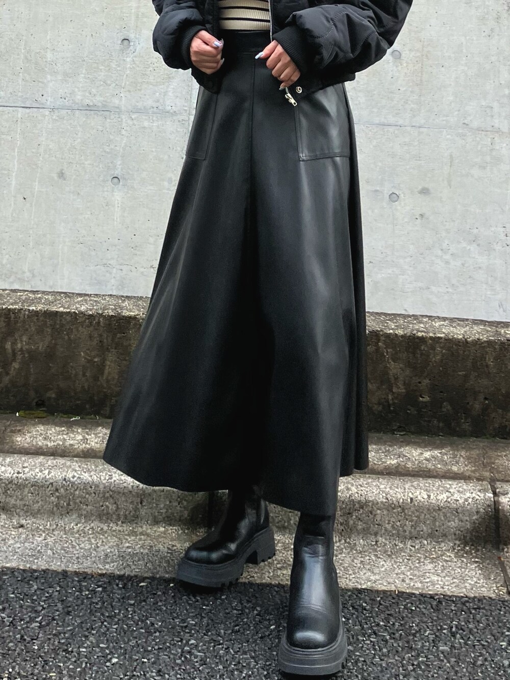 「冬アウター、休日スタイル、クリスマスに着たい服、クリスマスコーデ、きれいめカジュアル、大人カジュアル、フレアスカート、リブニット、キーネック、着回しコーデ、ANAP、ブルゾン、キルティング、ロングブーツ、大人コーデ」｜「ANAPのキーネックリブニットトップス（ニット/セーター、ホワイト系）」を使った、Airiさん（レディース・163cm）の冬コーディネートの6枚目の写真