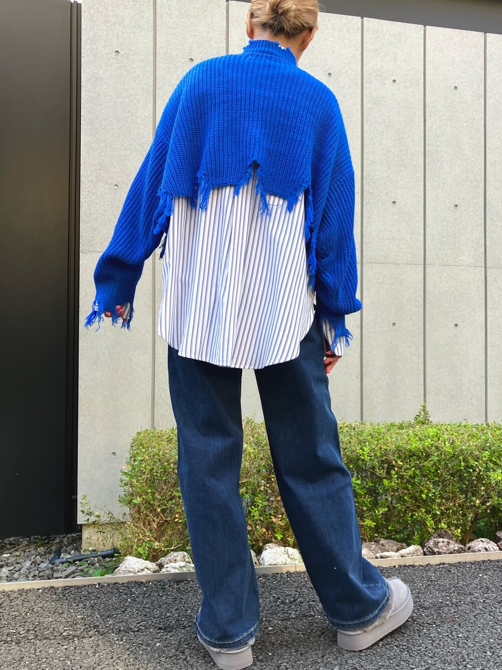 「オトナカジュアル、きれいめカジュアル、カジュアルコーデ、秋服準備はじめました、パンツスタイル、デニムパンツ、デニム、レイヤードスタイル、シャツ、ニット、クロップドトップス、ANAP、ブルー、大人かわいい、秋コーデ」｜「ANAPの厚底ムートンスリッポン（スリッポン、グレー系）」を使った、Airiさん（レディース・163cm）の秋コーディネートの3枚目の写真