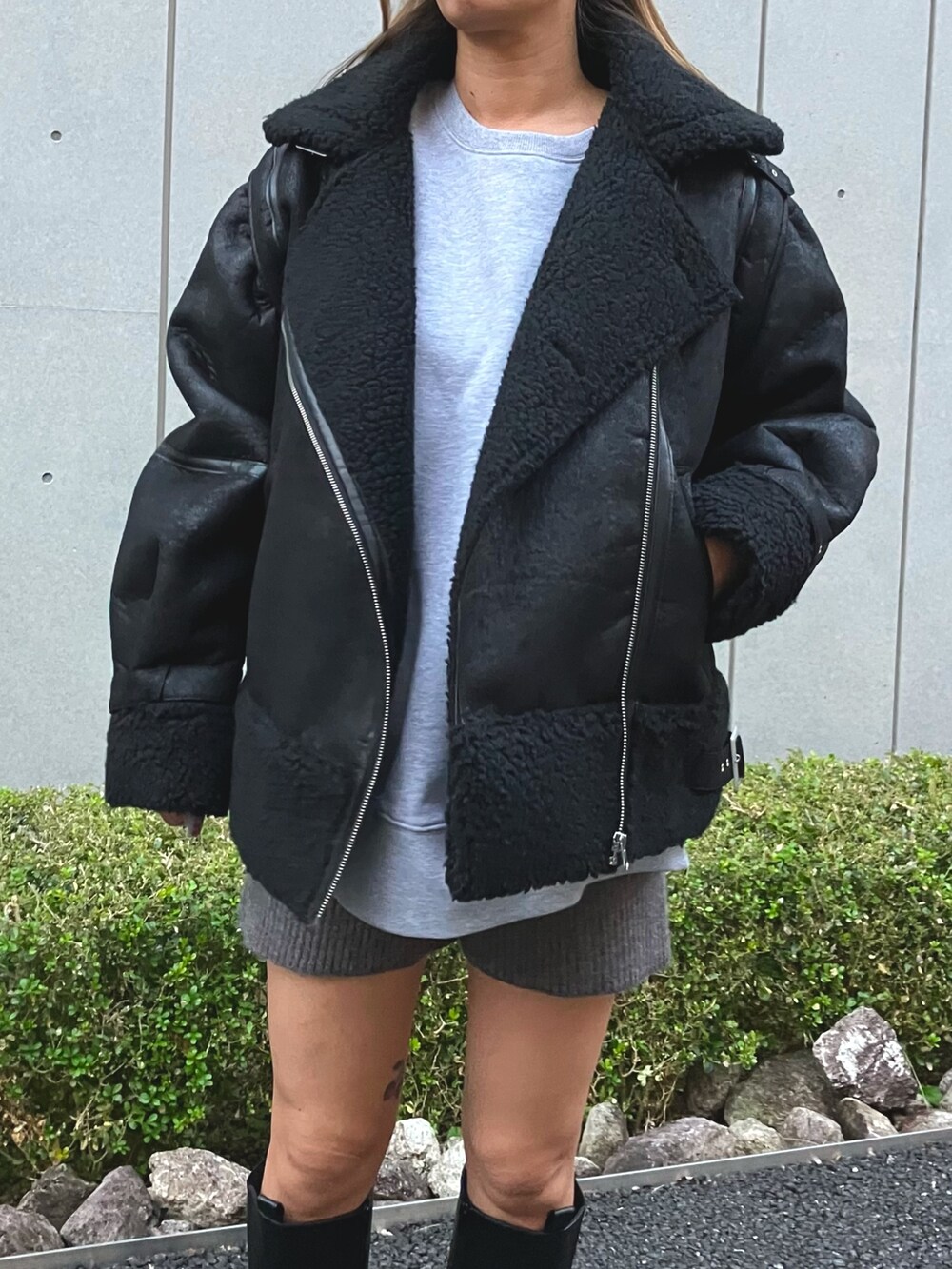 「冬アウター、休日スタイル、クリスマスに着たい服、お出かけコーデ、着回しコーデ、ストリート、ブーツ、冬のコーデ、冬コーデ、ムートンコート、ムートンジャケット、ANAP、ロングコート、大人カジュアル、大人コーデ」｜「ANAPの2WAYフェイクムートンライダースジャケット（ムートンコート、ブラック系）」を使った、Airiさん（レディース・163cm）の冬コーディネートの4枚目の写真