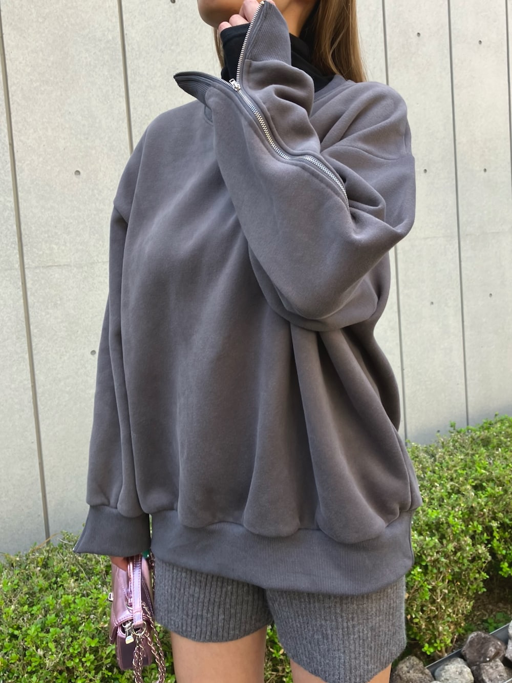 「ファッションを楽しもう、ブーツ、レイヤードスタイル、シアートップス、リブパンツ、ショートパンツ、スウェット、ロングブーツ、ミニバッグ、ショルダーバッグ、ハンドバッグ、秋コーデ、大人カジュアル、ANAP、袖ボリューム」｜「ANAPのアームジップ裏起毛スウェット トレーナー（スウェット、グレー系）」を使った、Airiさん（レディース・163cm）の秋コーディネートの2枚目の写真