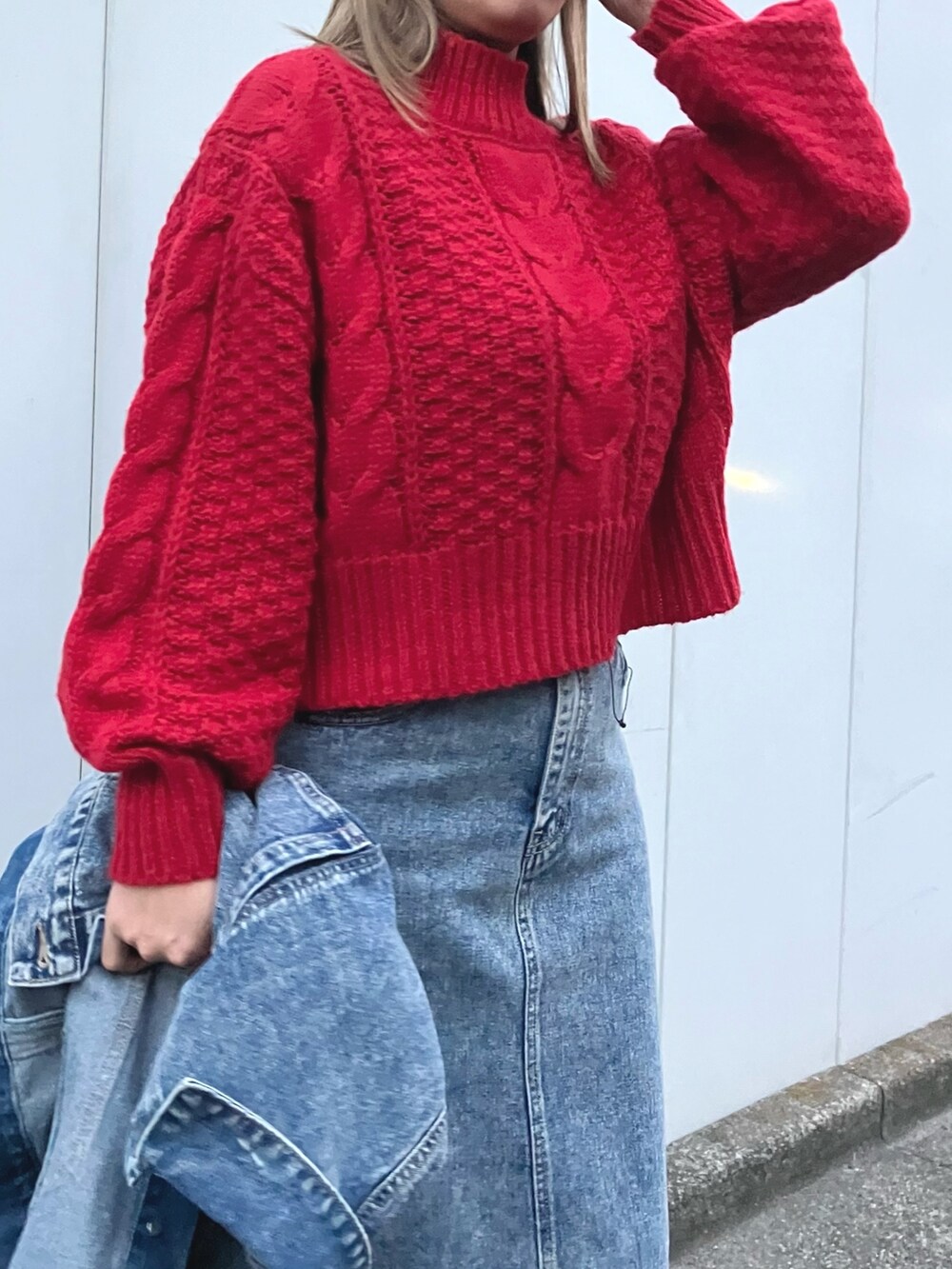 「大人カジュアル、カジュアルコーデ、クリスマスに着たい服、クリスマスコーデ、冬コーデ、休日スタイル、お出かけコーデ、赤、セットアップスタイル、デニムオンデニム、デニムスカート、デニムジャケット、ケーブルニット、ANAP、ムートンブーツ」｜「ANAPのバックスリットロングスカート【セットアップ対応】（デニムスカート、ブルー系）」を使った、Airiさん（レディース・163cm）の冬コーディネートの2枚目の写真