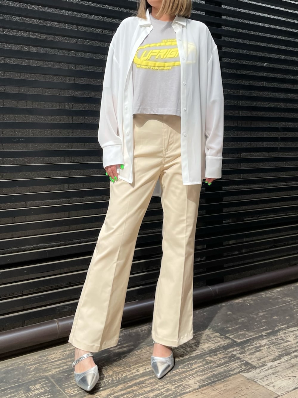 「シャツ好き集まれ、シアートップス、淡色コーデ、パンツコーデ、休日スタイル、お出かけコーデ、大人女子、オトナカジュアル、きれいめカジュアル、シアーシャツ、プリントT、Dickies、ANAP」｜「DickiesのDICKIES ストレッチツイルフレアパンツ（その他パンツ、ベージュ系）」を使った、Airiさん（レディース・163cm）の夏コーディネートの2枚目の写真
