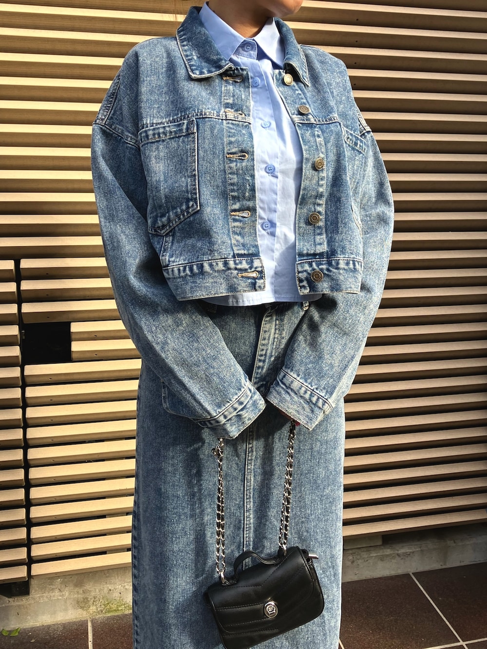 「デニム、デニムオンデニム、デニムジャケット、デニムスカート、ムートンスリッポン、ムートン、ショルダーバッグ、お出かけコーデ、セットアップ、ロングスカート、秋服まるっと大公開、秋服コーデ、オトナカジュアル、秋冬コーデ、ANAP」｜「ANAPのダメージクロップドジャケット【セットアップ対応】（デニムジャケット、ブルー系）」を使った、Airiさん（レディース・163cm）の秋コーディネートの2枚目の写真