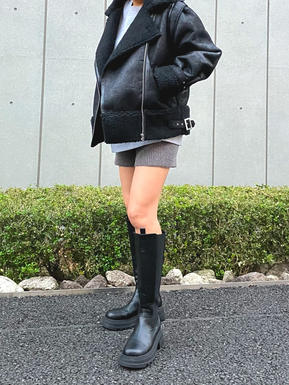 「冬アウター、休日スタイル、クリスマスに着たい服、お出かけコーデ、着回しコーデ、ストリート、ブーツ、冬のコーデ、冬コーデ、ムートンコート、ムートンジャケット、ANAP、ロングコート、大人カジュアル、大人コーデ」｜「ANAPの2WAYフェイクムートンライダースジャケット（ムートンコート、ブラック系）」を使った、Airiさん（レディース・163cm）の冬コーディネートの3枚目の写真