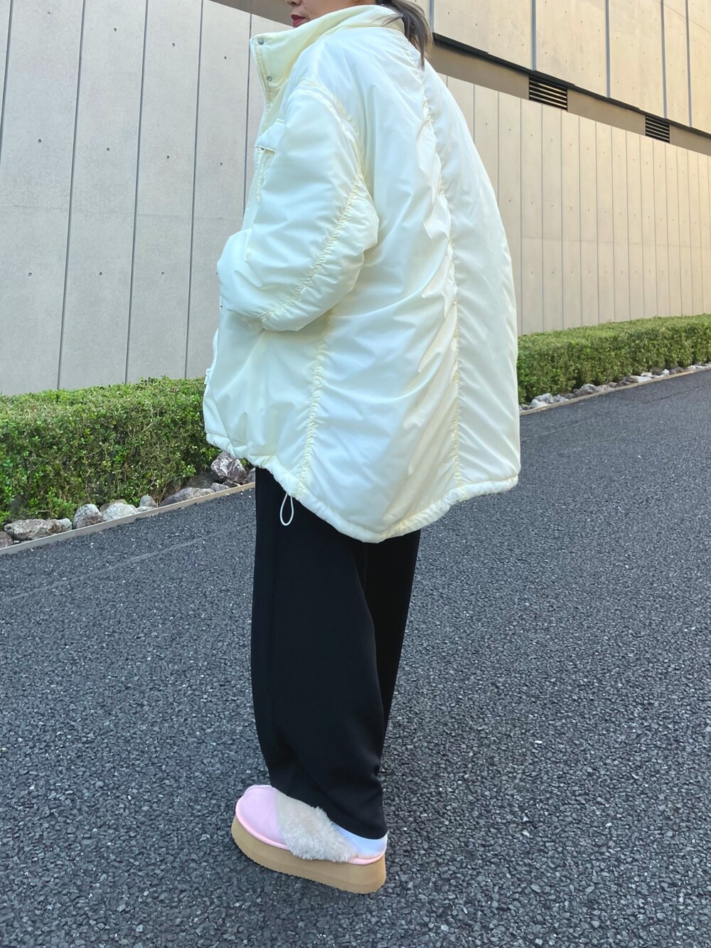 「ファッションを楽しもう、アウター、冬コーデ、ニット、モンスターコート、リブニット、ワイドパンツ、ムートン、スリッポン、秋冬コーデ、カジュアルコーデ、大人カジュアル、ANAP、ミニバッグ、ショルダーバッグ」｜「ANAPの厚底ムートンスリッポン（スリッポン、ピンク系）」を使った、Airiさん（レディース・163cm）の秋コーディネートの3枚目の写真