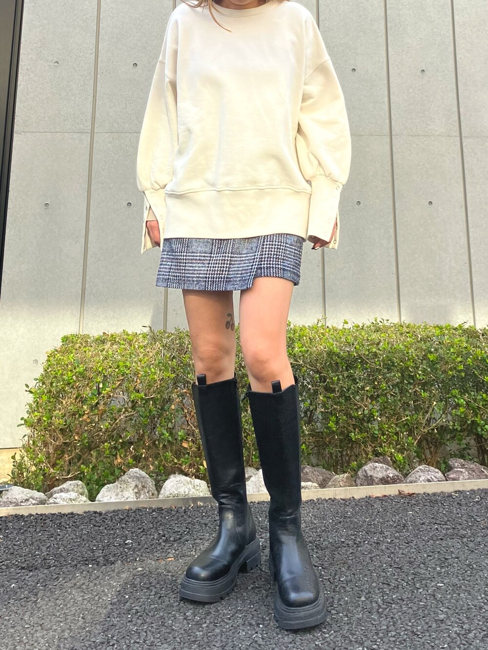 「きれいめカジュアル、ブーツ、チェック、スウェット、お出かけコーデ、キーネック、リブニット、ミニスカート、ロングブーツ、ANAP、大人カジュアル、大人コーデ、大人女子、冬コーデ、カジュアルガーリー」｜「ANAPのサイドゴアロングブーツ（ブーツ、ブラック系）」を使った、Airiさん（レディース・163cm）の冬コーディネートの3枚目の写真