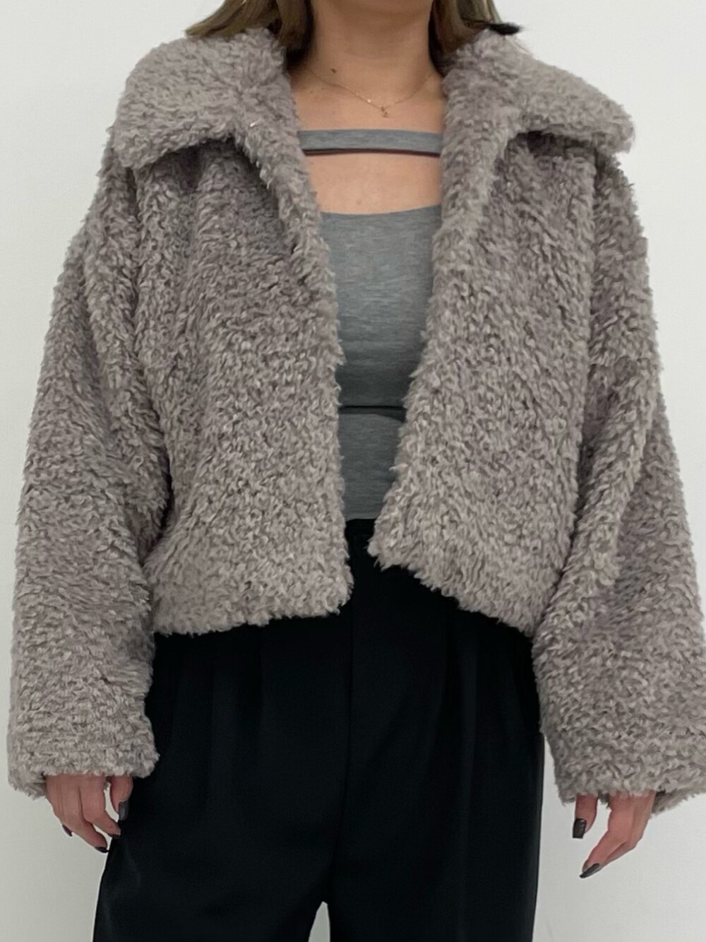「冬アウター、おでかけコーデ、パンツスタイル、キレイめ、冬服、ファーコート、オフショル、オトナカジュアル、オトナ女子、オトナカワイイ、おとなコーデ、大人カジュアル、大人コーデ、大人女子、ANAP」｜「ANAPのセンタータックワイドスラックス（スラックス、ブラック系）」を使った、Airiさん（レディース・163cm）の冬コーディネートの3枚目の写真