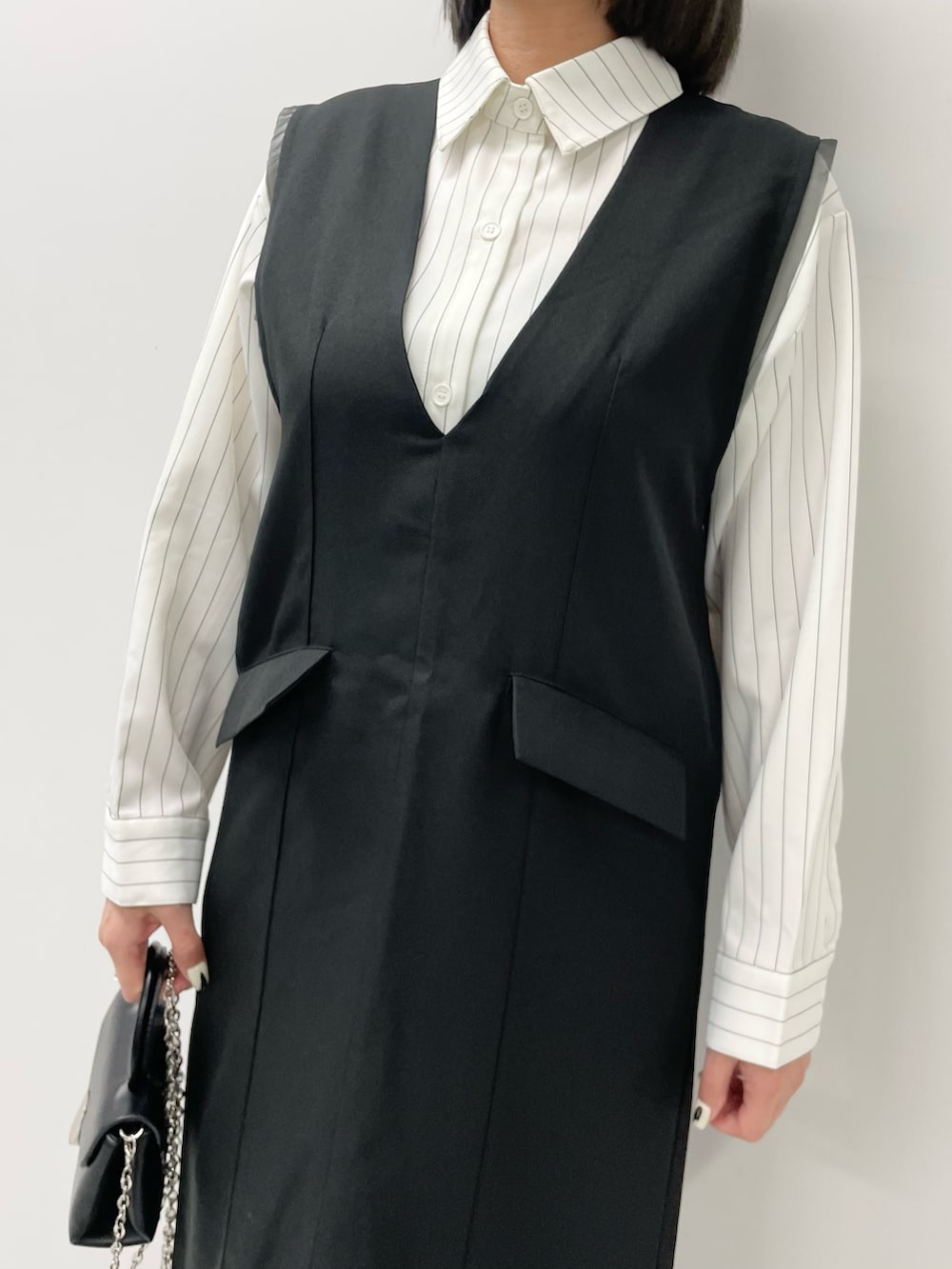 「春コーデ、きれいめコーデ、大人コーデ、大人女子、大人ファッション、お出かけコーデ、今日のコーデ、大人可愛い、モノトーンコーデ、ワンピース、ANAP、settimissimo」｜「SettimissimoのVネック フロントダーツ Iライン ワンピース（ワンピース、ブラック系）」を使った、Airiさん（レディース・163cm）の春コーディネートの2枚目の写真
