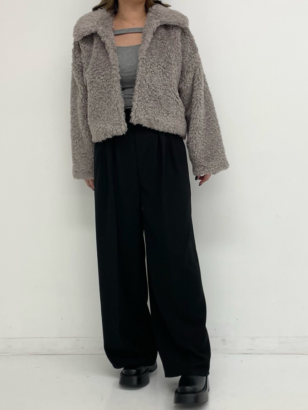 「冬アウター、おでかけコーデ、パンツスタイル、キレイめ、冬服、ファーコート、オフショル、オトナカジュアル、オトナ女子、オトナカワイイ、おとなコーデ、大人カジュアル、大人コーデ、大人女子、ANAP」｜「ANAPのセンタータックワイドスラックス（スラックス、ブラック系）」を使った、Airiさん（レディース・163cm）の冬コーディネートの2枚目の写真