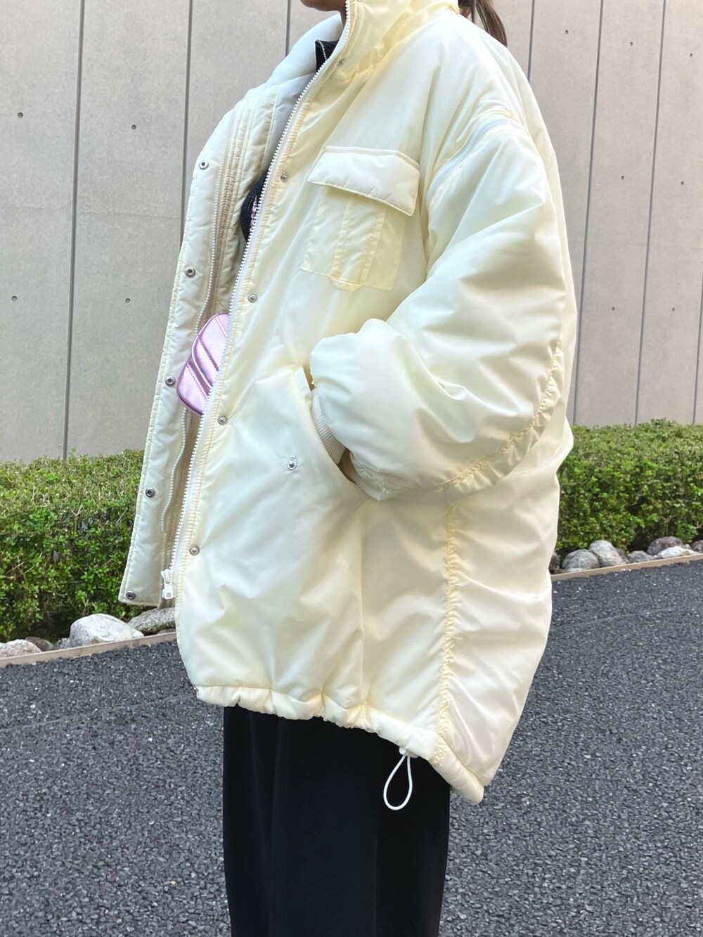 「ファッションを楽しもう、アウター、冬コーデ、ニット、モンスターコート、リブニット、ワイドパンツ、ムートン、スリッポン、秋冬コーデ、カジュアルコーデ、大人カジュアル、ANAP、ミニバッグ、ショルダーバッグ」｜「ANAPの厚底ムートンスリッポン（スリッポン、ピンク系）」を使った、Airiさん（レディース・163cm）の秋コーディネートの4枚目の写真