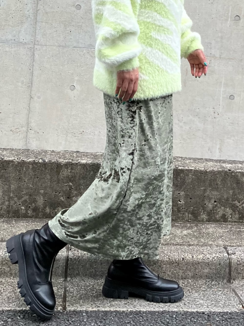「ファッションを楽しもう、シャギーニット、ニット、休日スタイル、ベロア、ベロアスカート、大人カジュアル、きれいめカジュアル、ロングスカート、ゼブラ柄、スカート、秋服コーデ、グリーンコーデ、スカートスタイル、大人コーデ」｜「ANAPのゼブラ柄シャギーニットトップス【親子お揃い】（ニット/セーター、イエロー系）」を使った、Airiさん（レディース・163cm）の秋コーディネートの6枚目の写真
