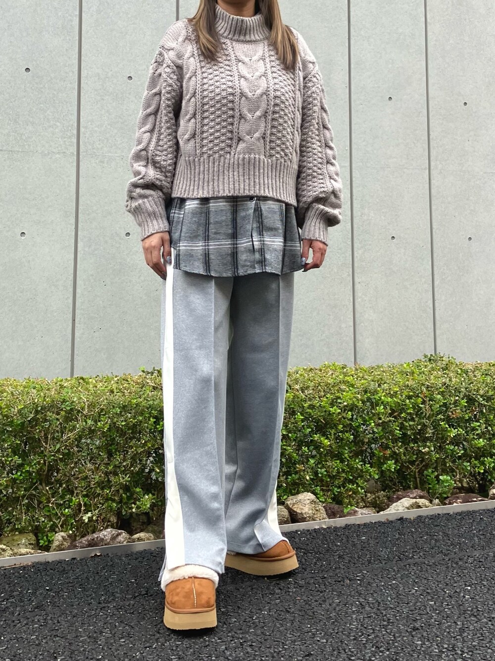 「レイヤードスタイル、ニット、冬コーデ、大人カジュアル、カジュアルコーデ、大人コーデ、ケーブルニット、チェック、チェックシャツ、トラックパンツ、スリッポン、ムートンブーツ、ANAP、オトナカジュアル、ワントーン」｜「ANAPの厚底ムートンスリッポン（スリッポン、ベージュ系）」を使った、Airiさん（レディース・163cm）の冬コーディネートの2枚目の写真