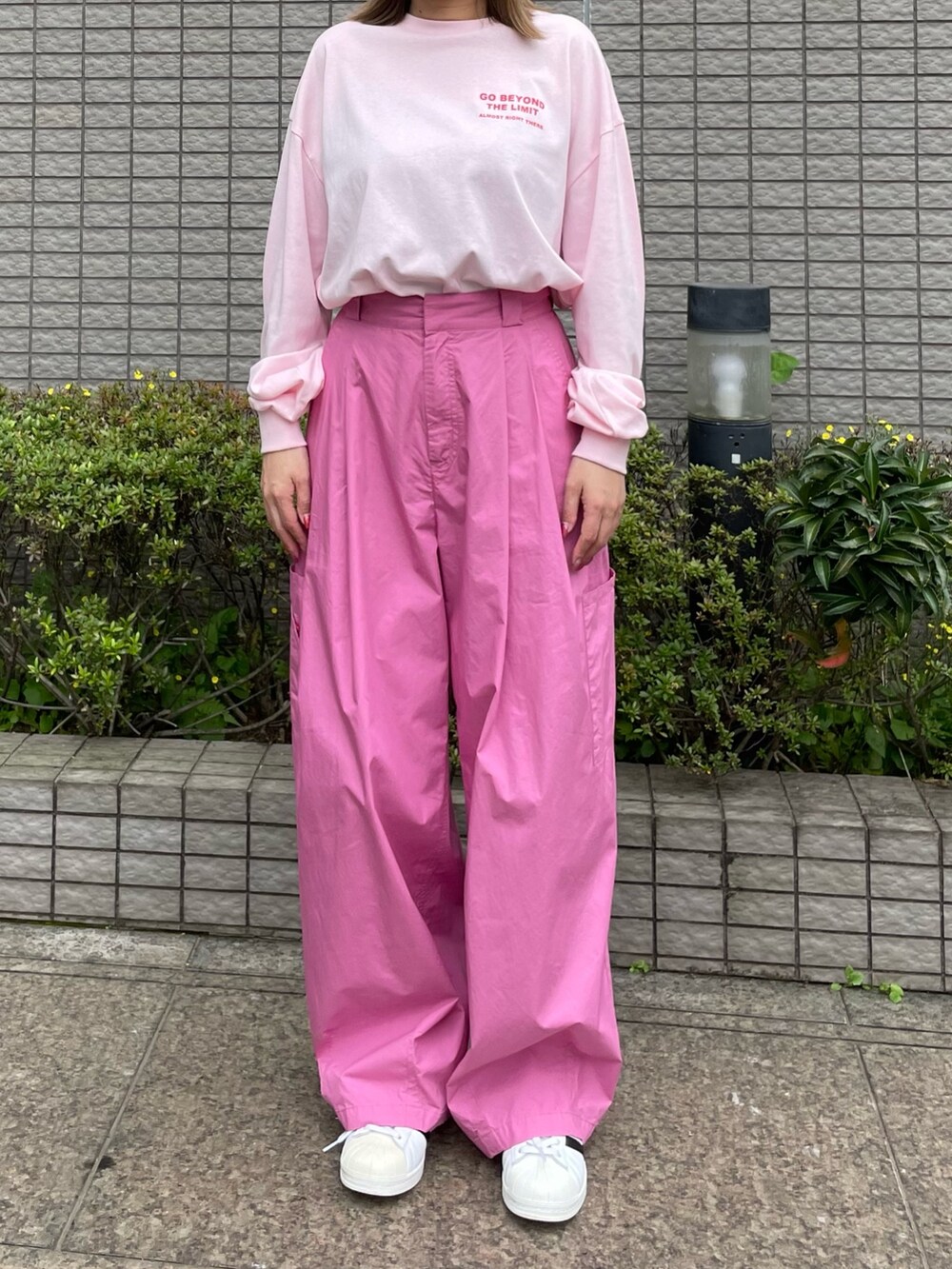 「Dickies、ANAP、パンツスタイル、カラーコーデ、プリントT、パステルカラー、お出かけコーデ、春夏コーデ、ワントーンコーデ、ピンク、ピンクコーデ、カジュアルスタイル、カジュアル、大人カジュアル」｜「DickiesのDICKIES コットンダンプサイドポケットバルーンパンツ（その他パンツ、ピンク系）」を使った、Airiさん（レディース・163cm）の春コーディネートの2枚目の写真