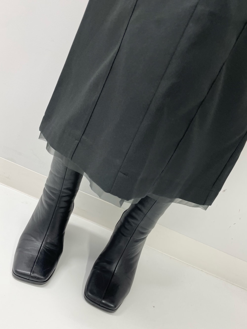 「春コーデ、きれいめコーデ、大人コーデ、大人女子、大人ファッション、お出かけコーデ、今日のコーデ、大人可愛い、モノトーンコーデ、ワンピース、ANAP、settimissimo」｜「SettimissimoのVネック フロントダーツ Iライン ワンピース（ワンピース、ブラック系）」を使った、Airiさん（レディース・163cm）の春コーディネートの3枚目の写真
