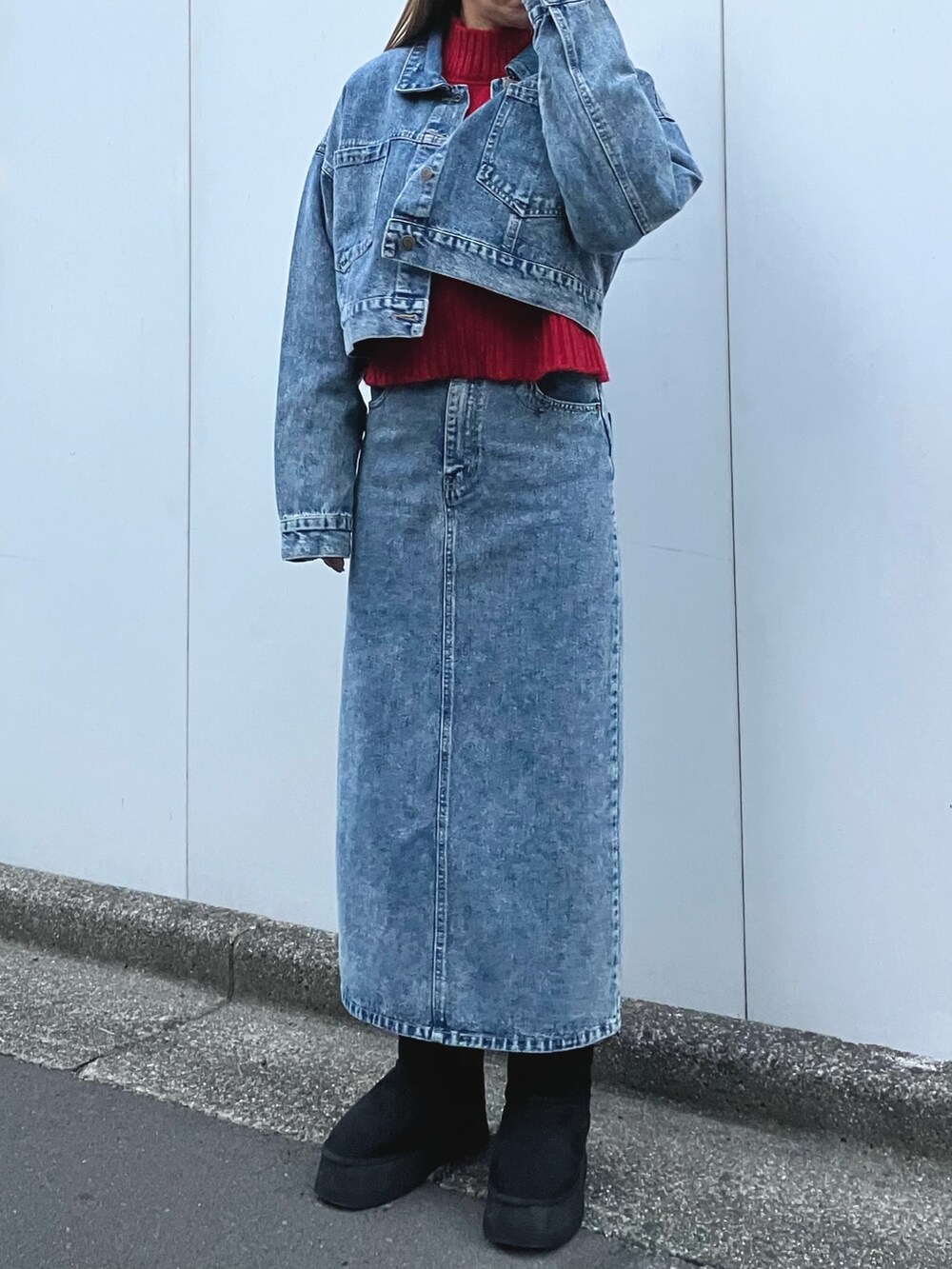 「大人カジュアル、カジュアルコーデ、クリスマスに着たい服、クリスマスコーデ、冬コーデ、休日スタイル、お出かけコーデ、赤、セットアップスタイル、デニムオンデニム、デニムスカート、デニムジャケット、ケーブルニット、ANAP、ムートンブーツ」｜「ANAPのバックスリットロングスカート【セットアップ対応】（デニムスカート、ブルー系）」を使った、Airiさん（レディース・163cm）の冬コーディネートの4枚目の写真