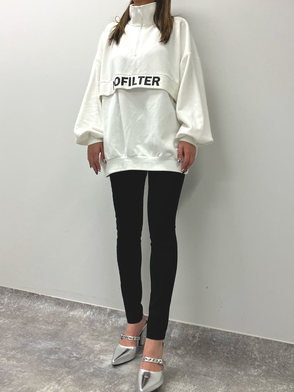 「ハーフジップ、スウェット、レギンスパンツ、パンプス、ムートンコート、冬アウター、大人カジュアル、大人コーデ、お出かけコーデ、モノトーン、シンプルコーデ、カジュアルコーデ、ANAP、モノトーンコーデ、着回しコーデ」｜「ANAPの2WAYフェイクムートンライダースジャケット（ムートンコート、ブラック系）」を使った、Airiさん（レディース・163cm）の冬コーディネートの2枚目の写真