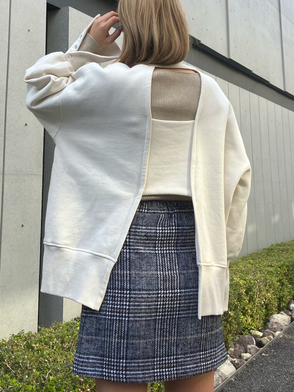 「きれいめカジュアル、ブーツ、チェック、スウェット、お出かけコーデ、キーネック、リブニット、ミニスカート、ロングブーツ、ANAP、大人カジュアル、大人コーデ、大人女子、冬コーデ、カジュアルガーリー」｜「ANAPのサイドゴアロングブーツ（ブーツ、ブラック系）」を使った、Airiさん（レディース・163cm）の冬コーディネートの4枚目の写真