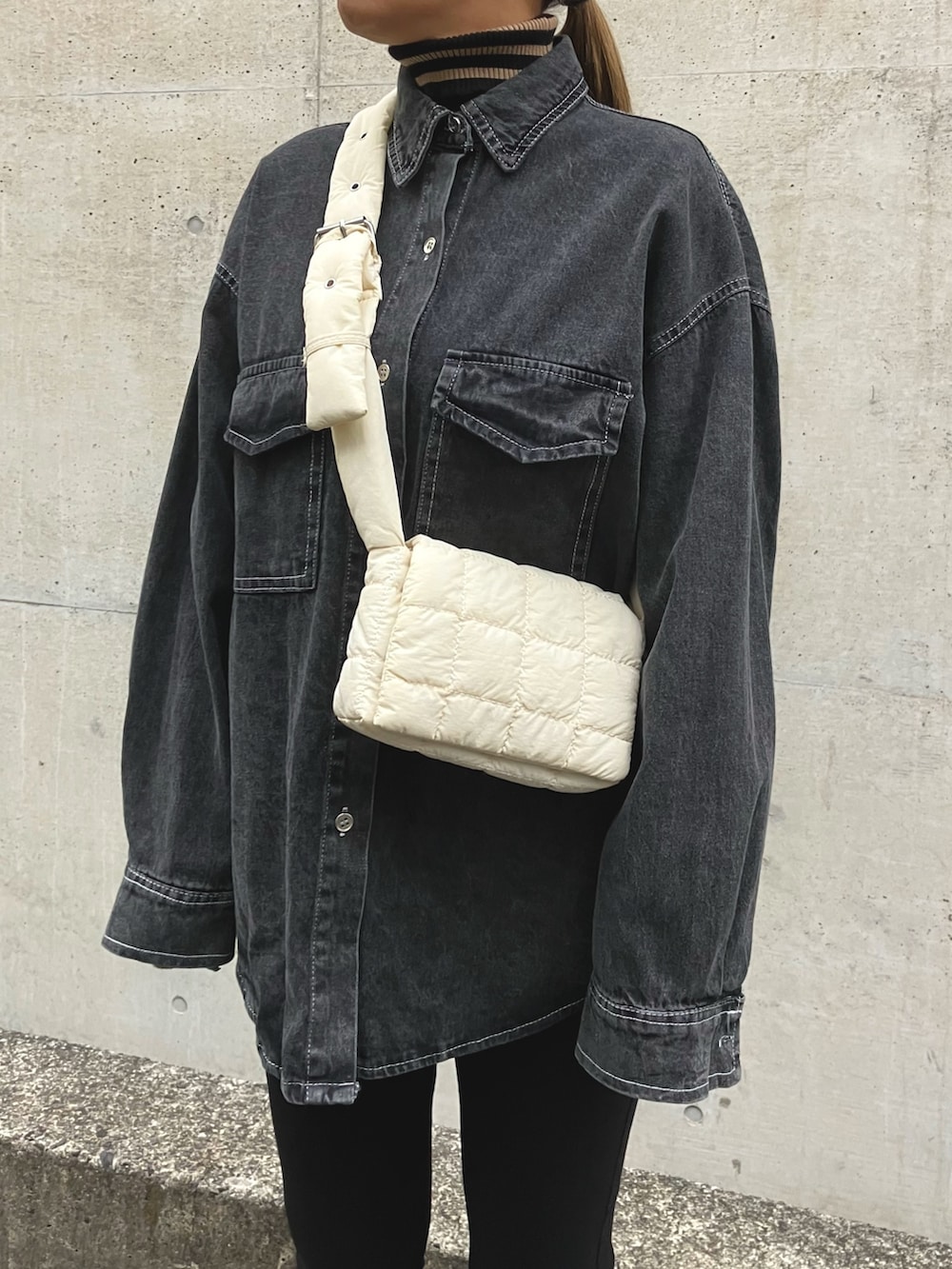 「ファッションを楽しもう、デニム、オーバーサイズ、デニムシャツ、タートルネック、レイヤードスタイル、秋服コーデ、カジュアルコーデ、ラクチンコーデ、レギンスパンツ、ストレッチパンツ、ANAP、ミニバッグ、ショルダーバッグ、スニーカーコーデ」｜「ANAPのシンプルストレッチレギンスパンツ【選べる2タイプ丈】（レギンス/スパッツ、ブラック系）」を使った、Airiさん（レディース・163cm）の秋コーディネートの2枚目の写真