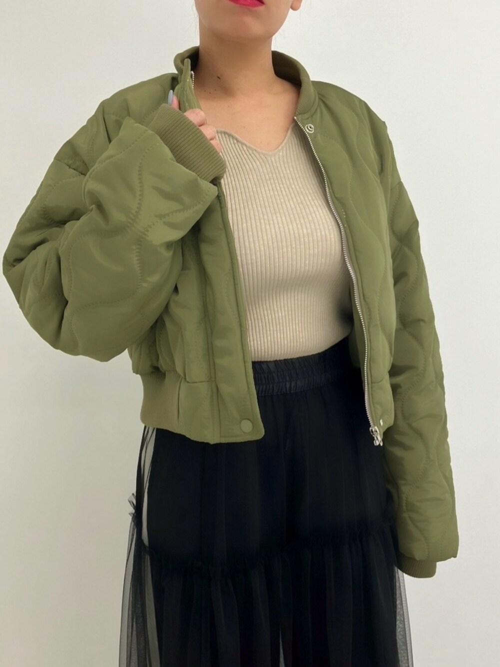 「きれいめカジュアル、冬コーデ、ストリートカジュアル、レイヤードスタイル、ローファー、クリスマスに着たい服、冬アウター、休日スタイル、オトナ女子、ANAP、ブルゾン、チュールスカート、ラインパンツ、キーネック、リブニット」｜「ANAPのキーネックリブニットトップス（ニット/セーター、ベージュ系）」を使った、Airiさん（レディース・163cm）の冬コーディネートの3枚目の写真